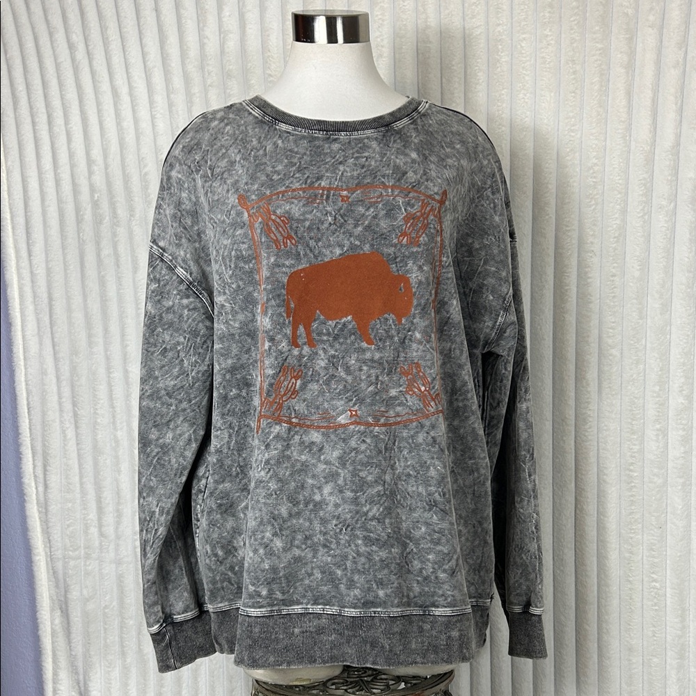 Rowdy Crowd buffalo graphic grayish black acid wash sweatshirt. Size unisex XL.
